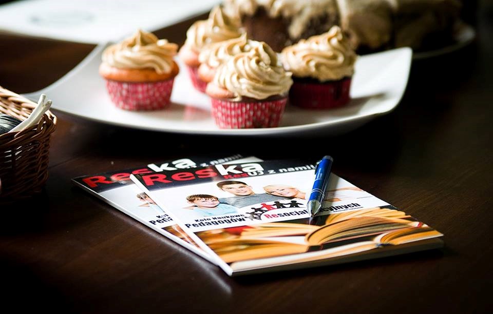 Zdjęcie czasopisma Reska. Czasopismo leży na stoliku obok słodkości.