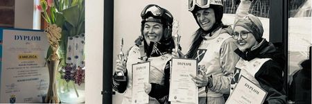 Zdjęcie przedstawia zwyciężczynie Mistrzostw o Puchar Dziekana w narciarstwie alpejskim